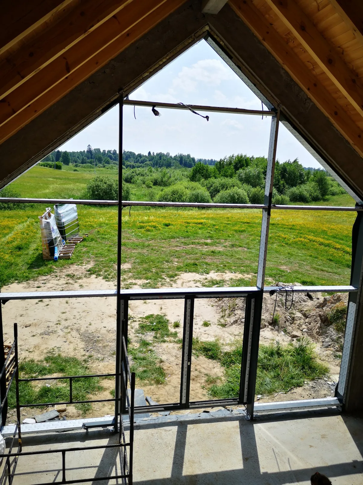 Duże okna drewniane z widokiem na zieleń