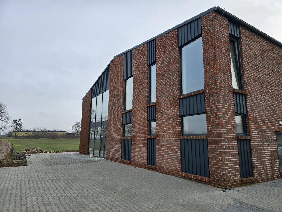 Nowoczesny budynek z oknami aluminiowymi