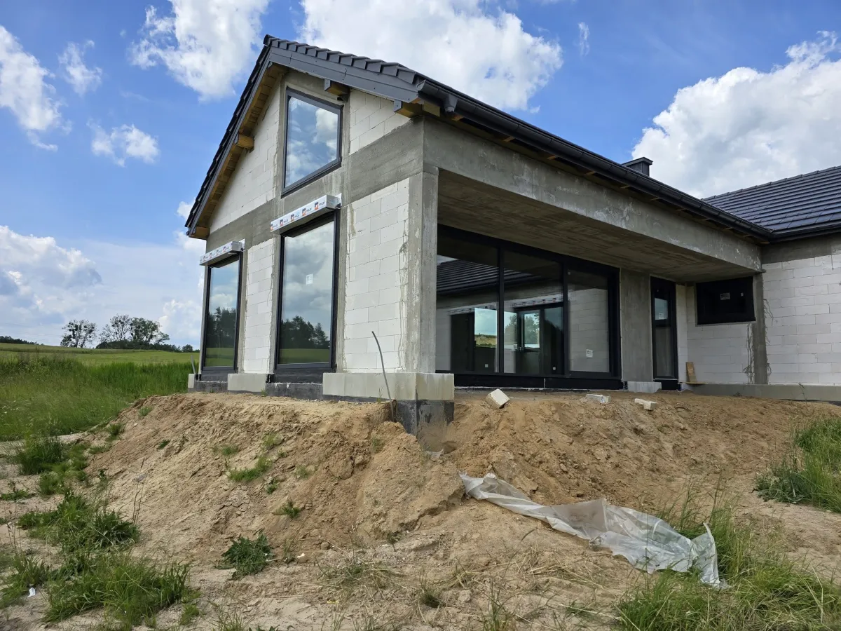 Dom jednorodzinny z oknami PCV w stanie surowym