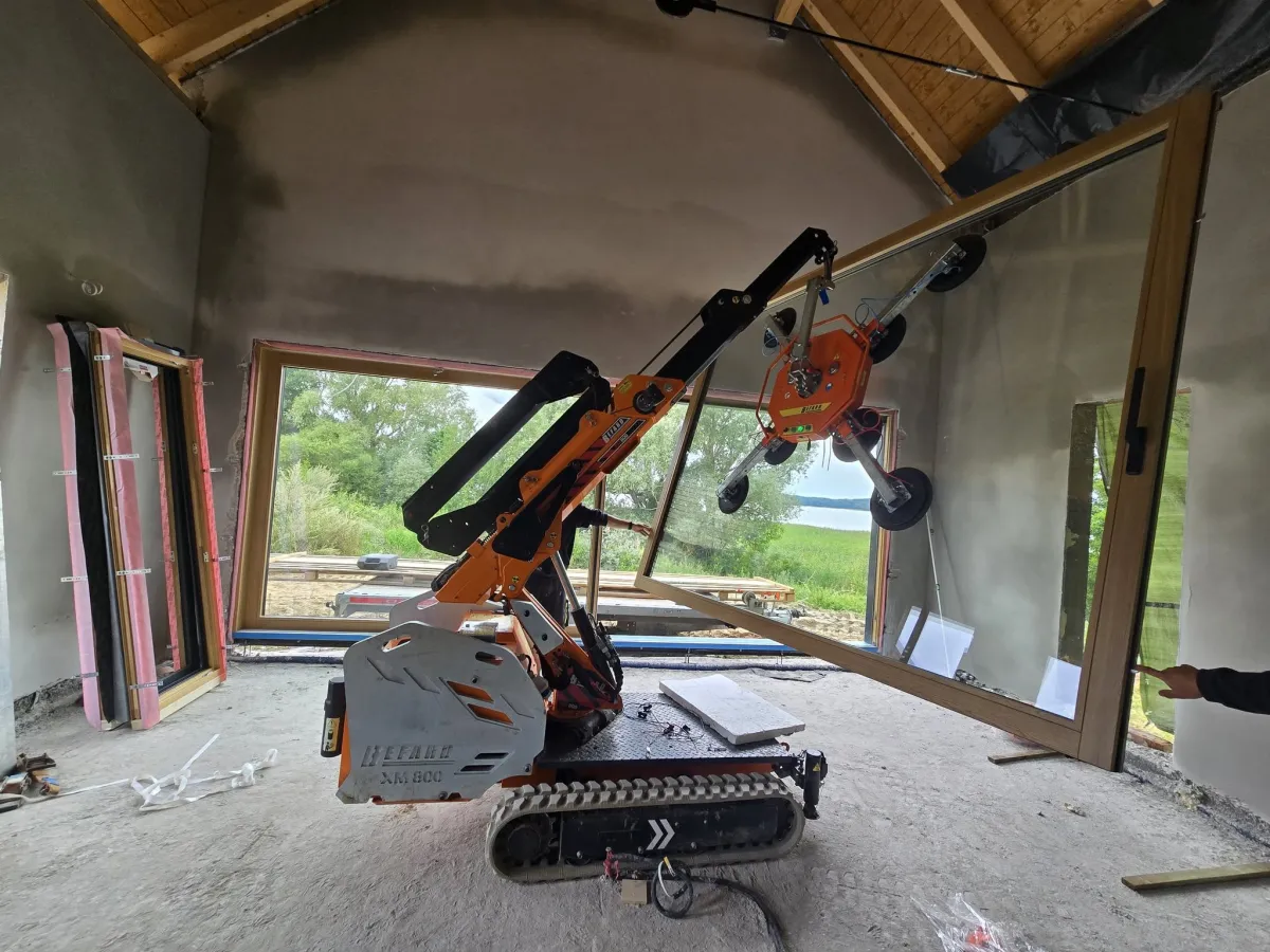 Montaż dużych przeszkleń robotem na budowie