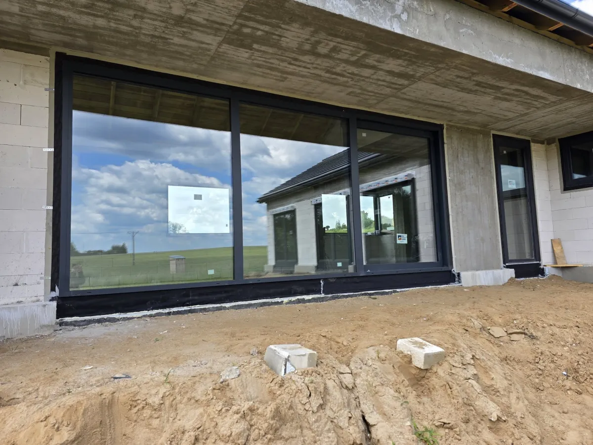 Duże przeszklenie HST w nowoczesnym domu