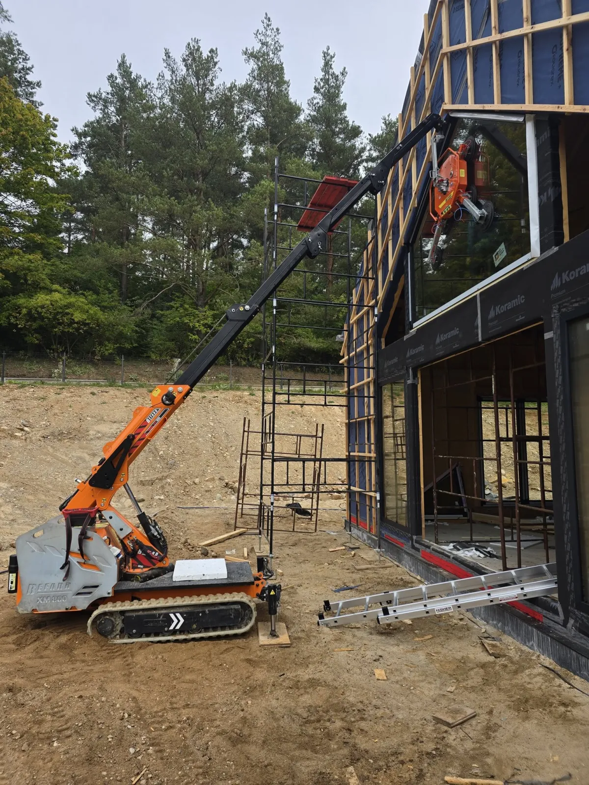 Montaż okien na piętrze za pomocą dźwigu