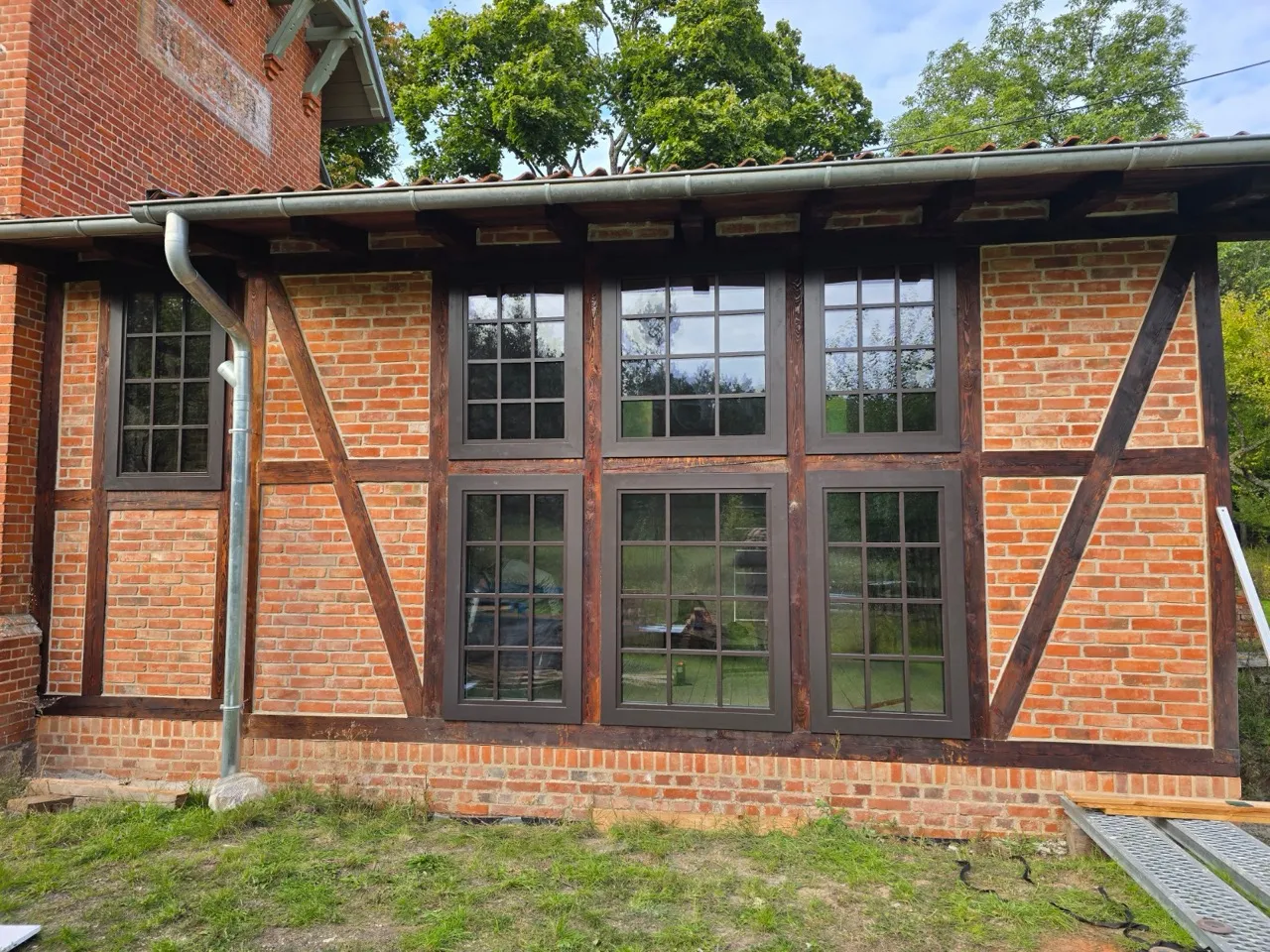 Okna drewniane z widokiem na ogród — realizacja w domu jednorodzinnym